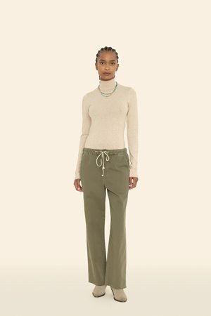 Xirena  eli pant hazy sage detail Xirena  eli pant hazy sage detail