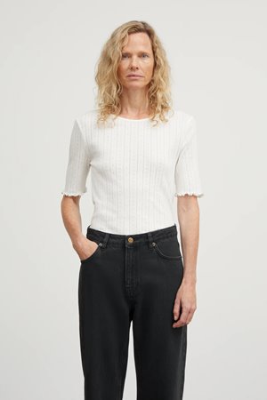 Skall Studio edie tee off white Skall Studio edie tee off white