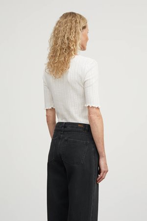 Skall Studio edie tee off white back Skall Studio edie tee off white back