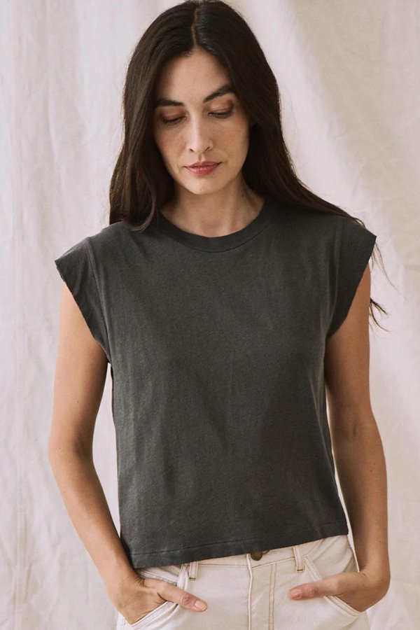 The Great the peak shoulder tee washed black 