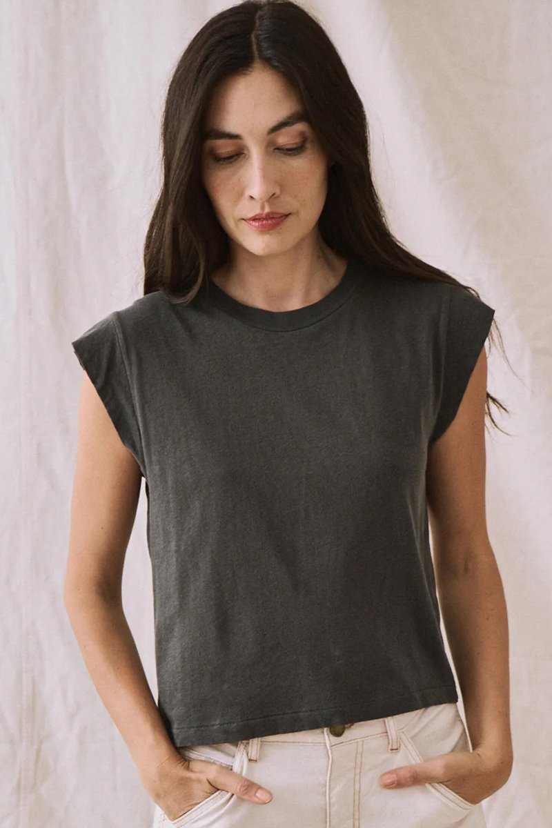 The Great the peak shoulder tee washed black 