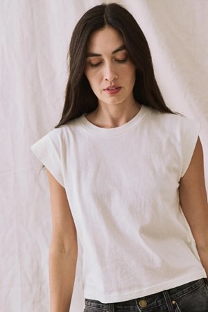 The Great the peak shoulder tee washed white