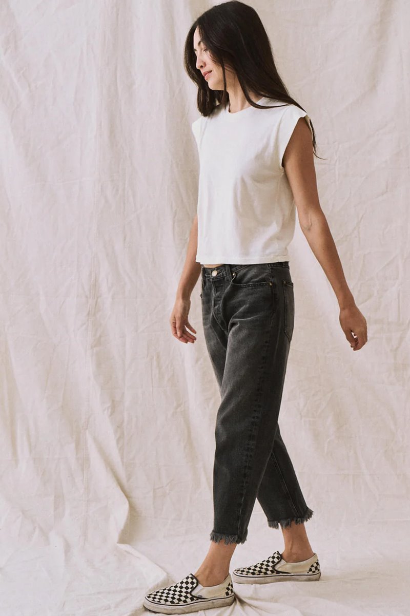 The Great the peak shoulder tee washed white side