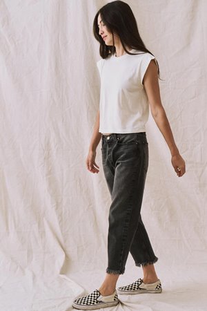 The Great the peak shoulder tee washed white side