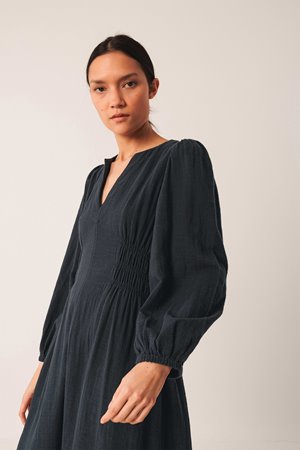 Indi & Cold  vestidio crepe cotton dress navy side Indi & Cold  vestidio crepe cotton dress navy side