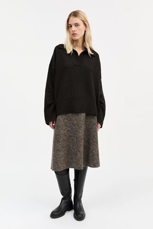 Skall Studio dean v-neck deep brown side