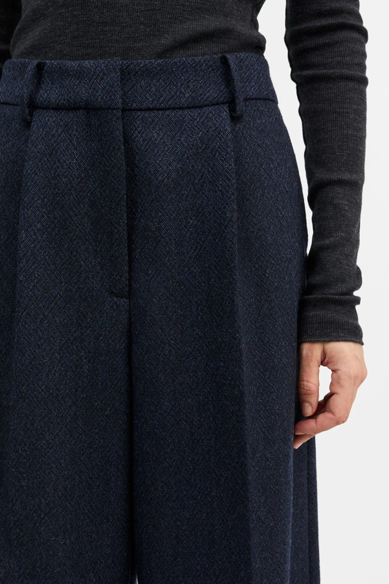 Skall Studio thom trouser navy black side