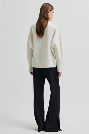 Second Female life o'neck jetstream side