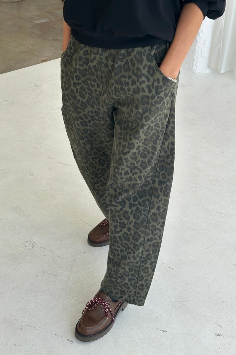 Le Bon Shoppe arc pant fern leopard detail