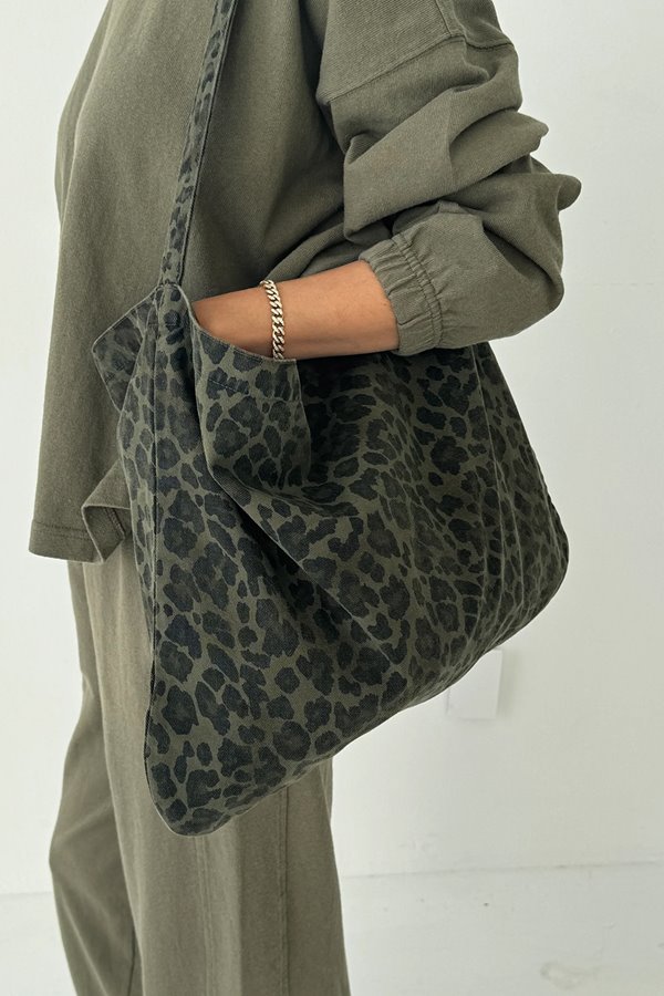 Le Bon Shoppe Happy Carry Bag  Fern Leopard