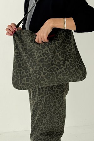 Le Bon Shoppe happy carry bag  fern leopard back
