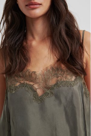 Second Female damia strap top side