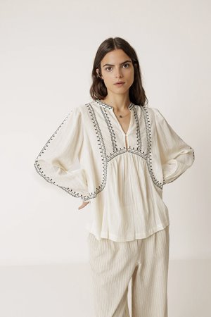 Indi & Cold  bell sleeve shirt off white detail