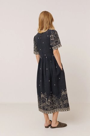 Indi & Cold  embroidery dress side