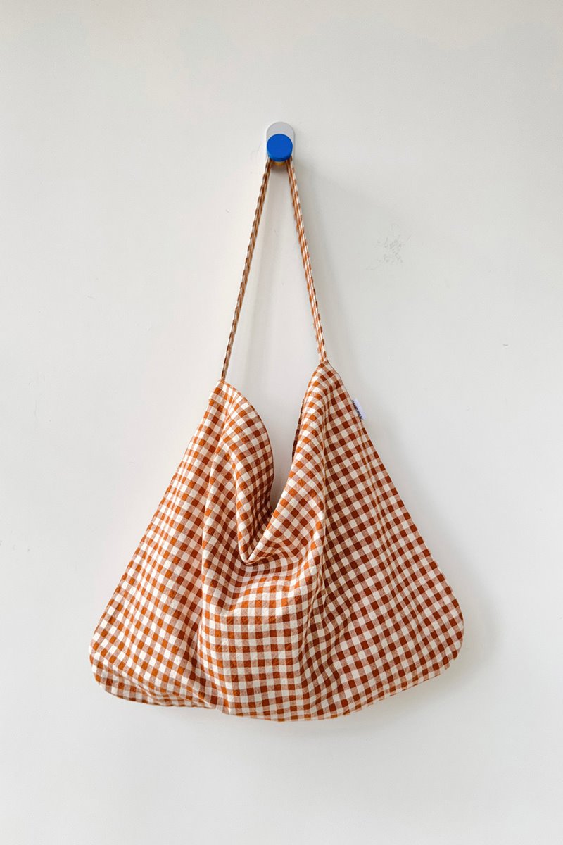 Le Bon Shoppe happy carry bag  cinnamon gingham back