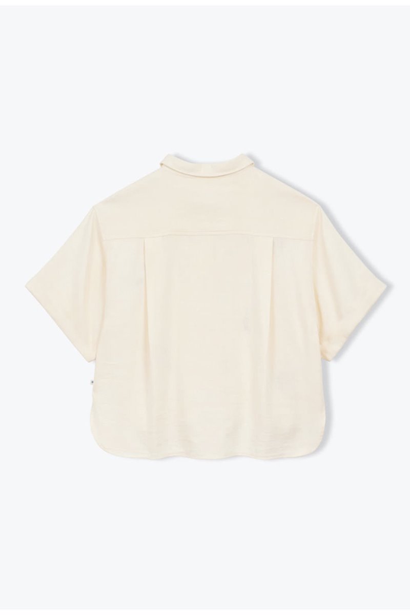 A.P  embroidery shirt cream side