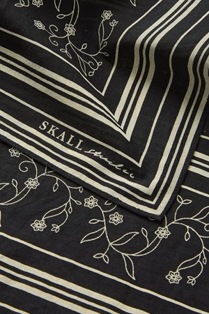 Skall Studio classic scarf  black cream back