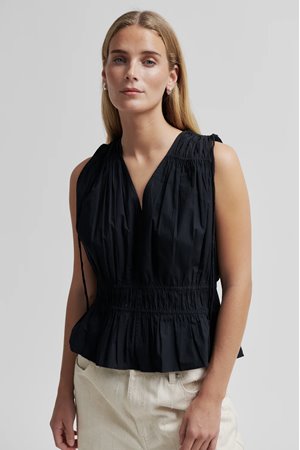 Second Female carpi top black