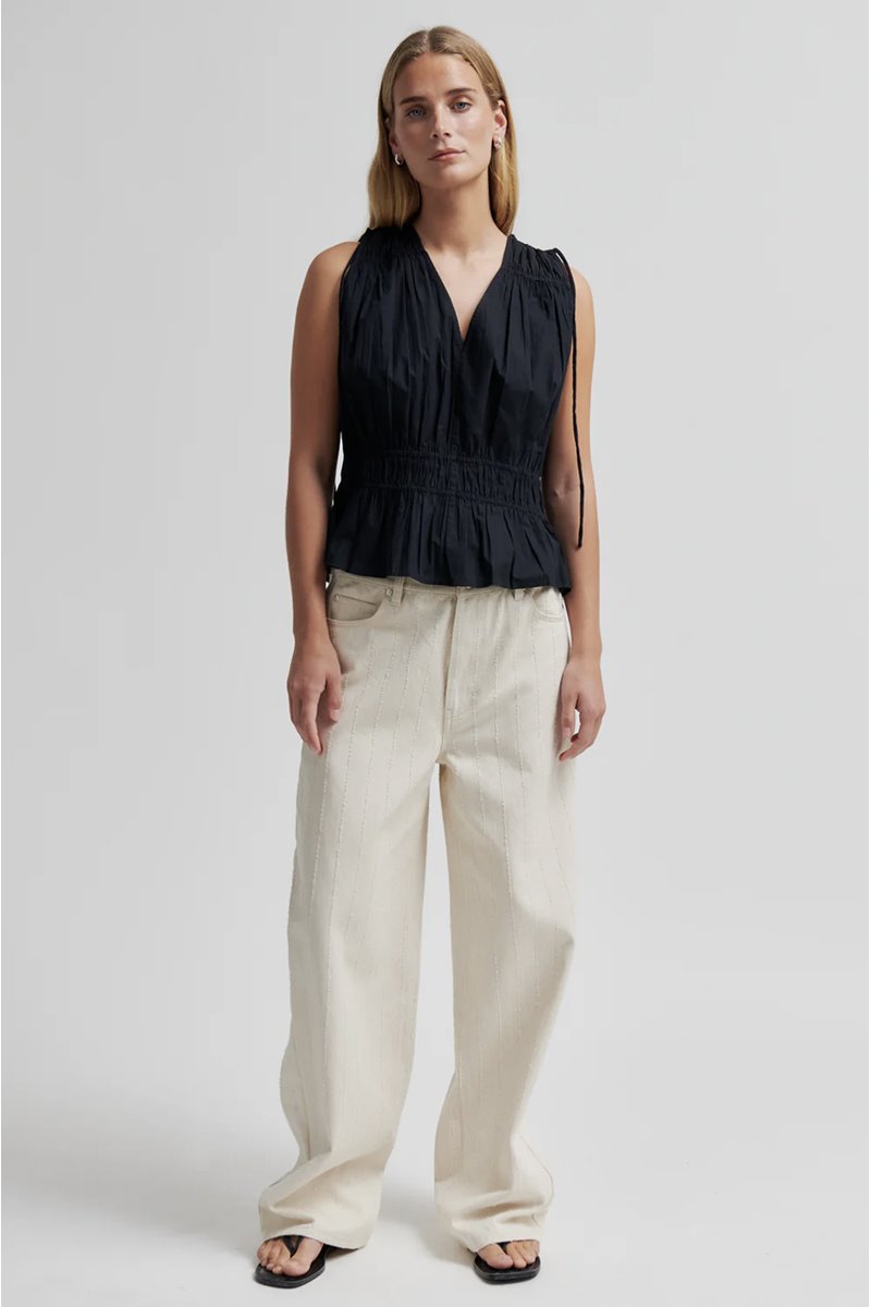 Second Female carpi top black side