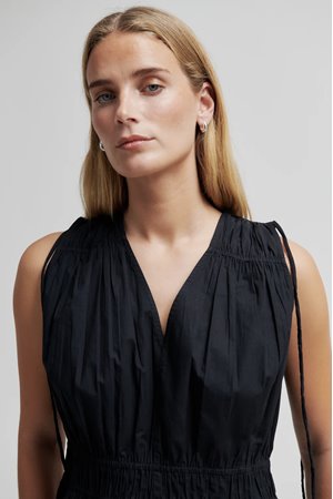 Second Female carpi top black detail