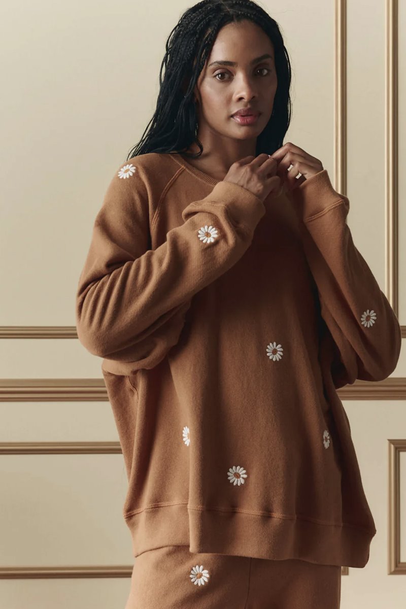 The Great the slouch sweatshirt embroidered daisy suntan detail