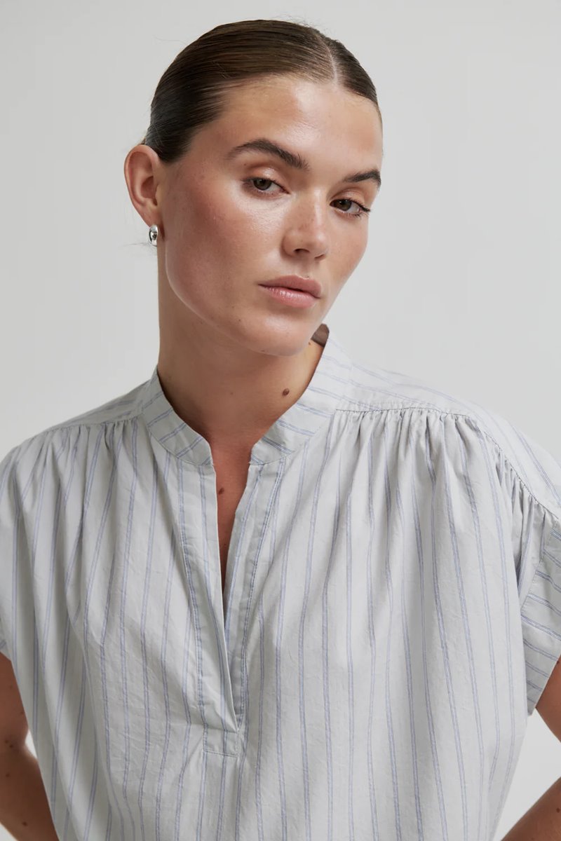 Second Female sarisa top blue detail