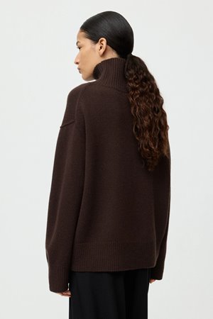 Soft Goat boyfriend turtle neck  back