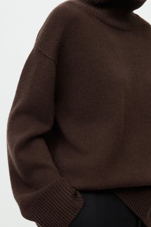 Soft Goat boyfriend turtle neck  side