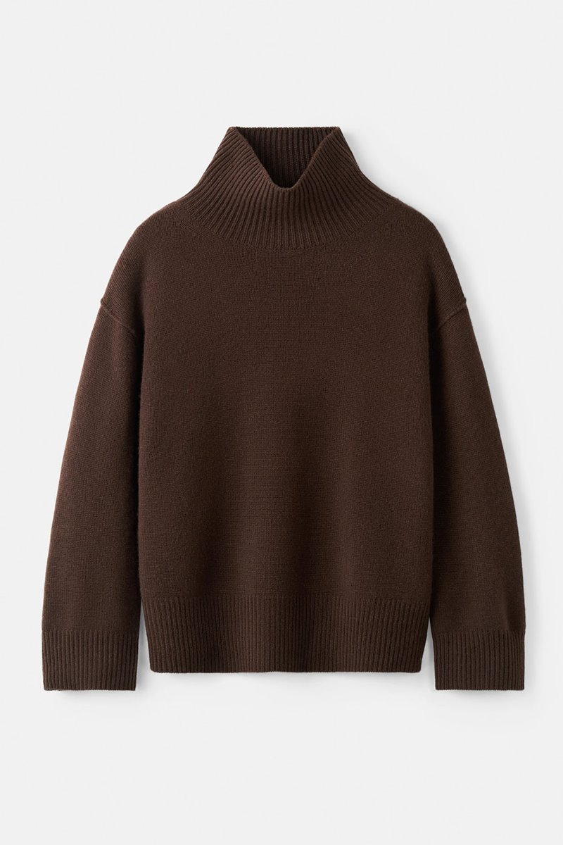 Soft Goat boyfriend turtle neck  detail