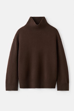 Soft Goat boyfriend turtle neck  detail