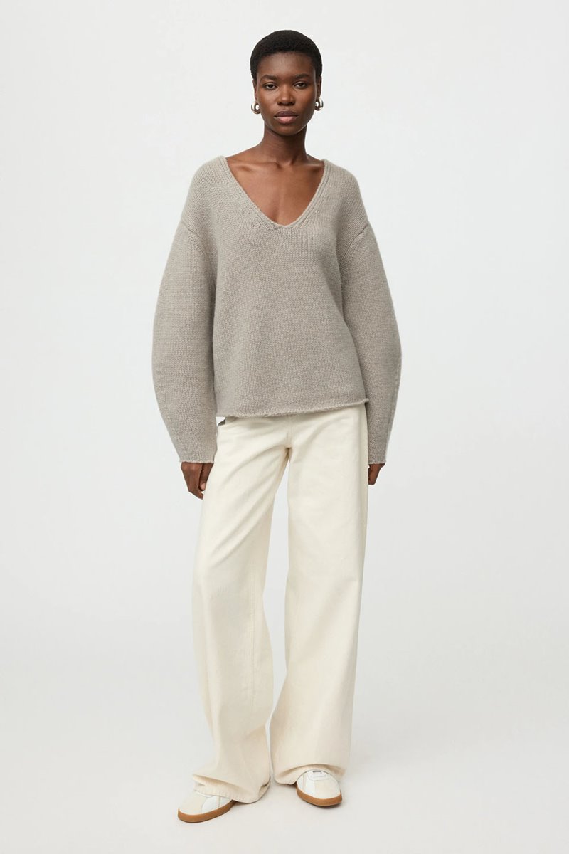 Soft Goat puff sleeve v neck 