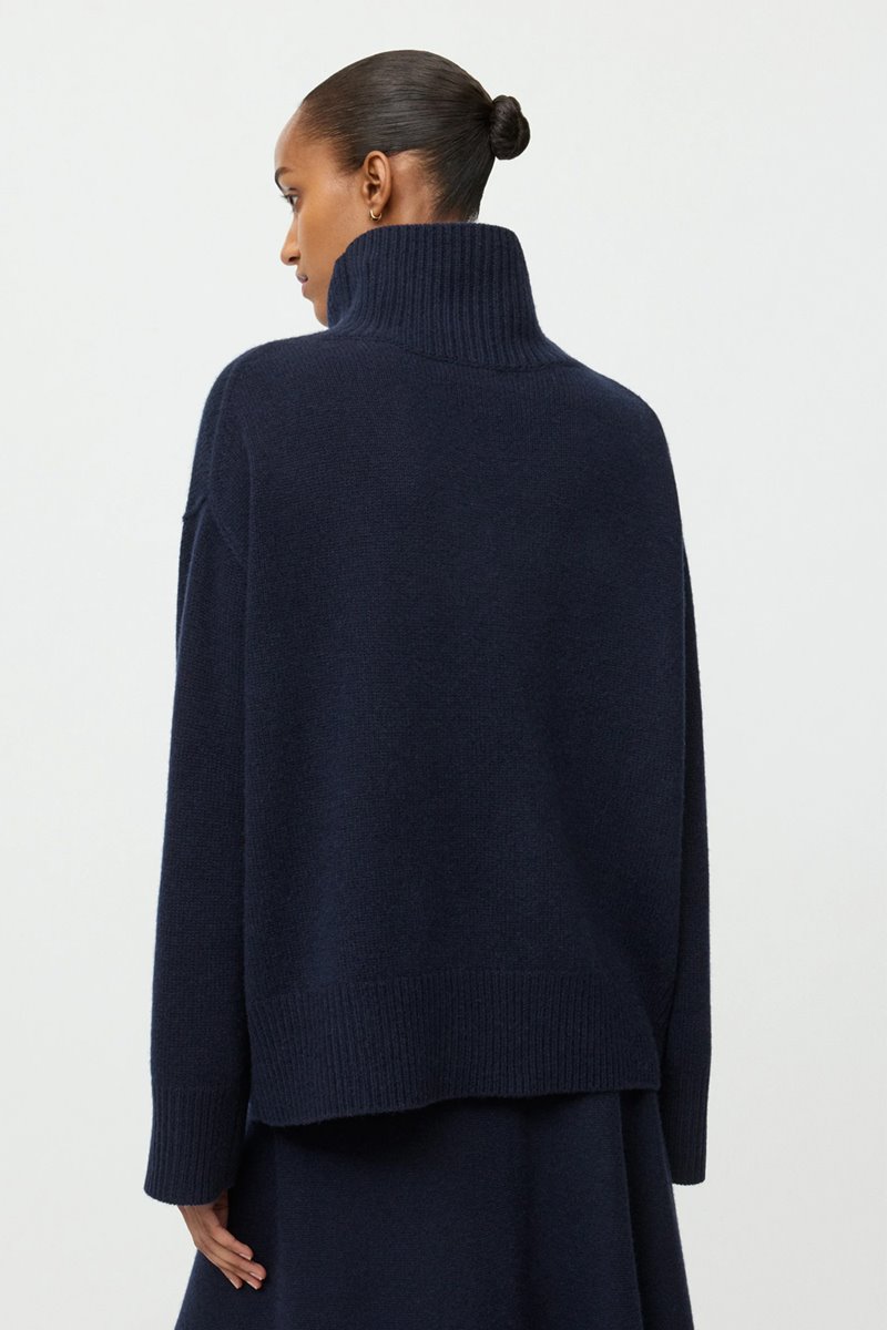 Soft Goat boyfriend turtle neck navy back
