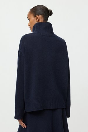 Soft Goat boyfriend turtle neck navy back