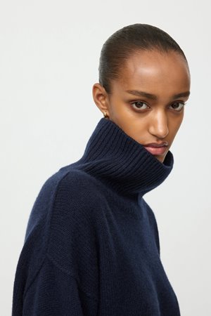 Soft Goat boyfriend turtle neck navy detail