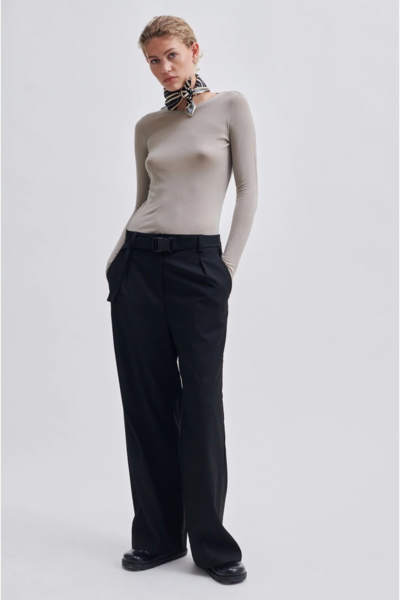 Second Female sharo trouser - black back